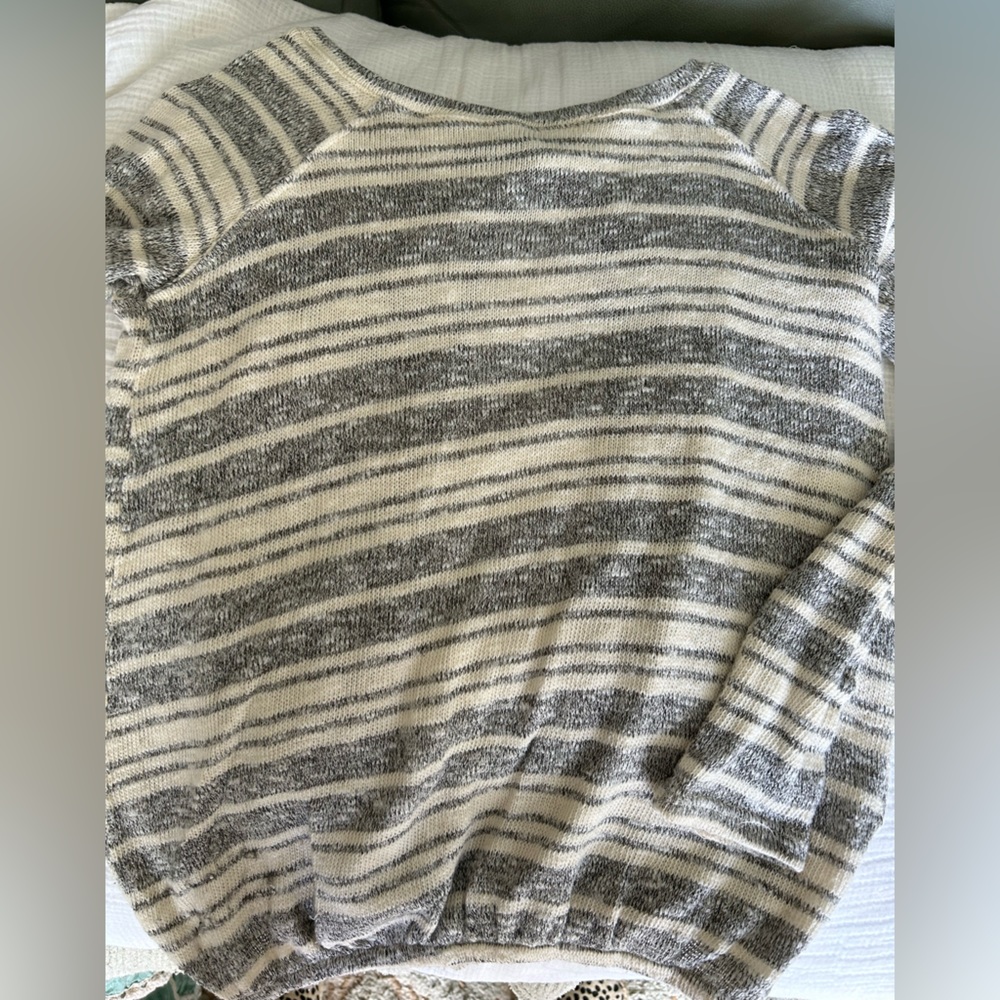 AEO sweater. Cut out pattern in back. Grey and white